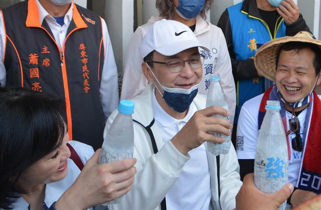 國民黨主席朱立倫（中）2日面會拜登代表團，各界關心其訪美行程，對此，朱表示「視疫情狀況」。（謝佳潾攝）