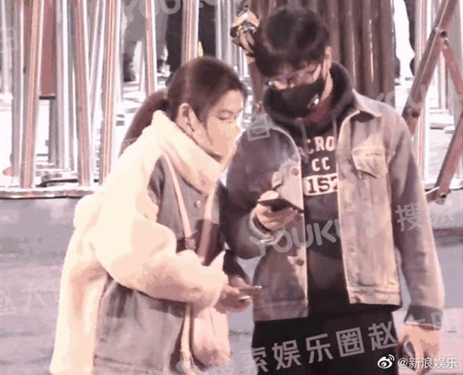 Selina今被拍和男友現身街頭。（圖／翻攝自新浪娛樂微博）
