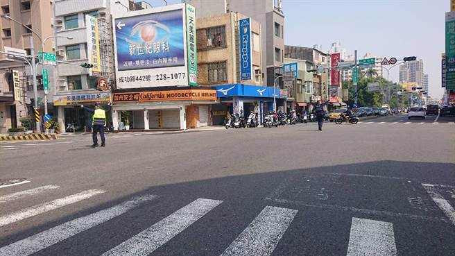 全台大停電台南市交通號誌失靈，警方出動到各路口指揮交通。（程炳璋攝）