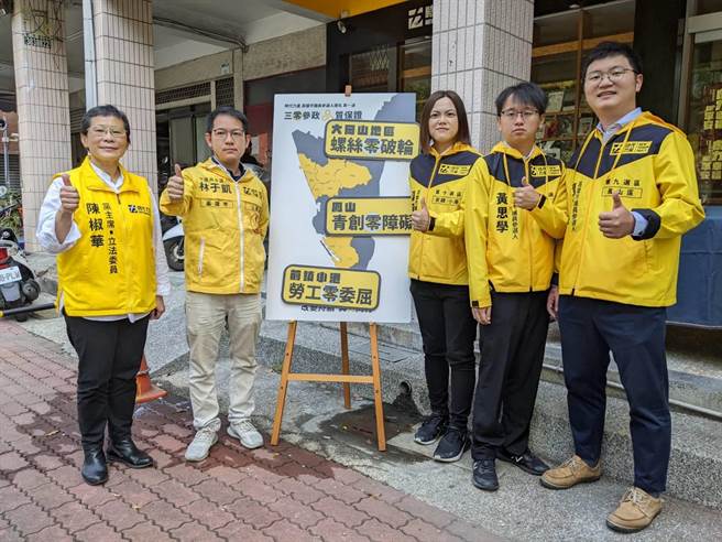 時代力量高雄巿議員第一波提名人3日亮相，右起鳳山顧崇德、大岡山黃思學、前鎮小港湯茹婷、高巿黨部主委也是三民區巿議員林于凱，以及南下站台的時代力量黨主席陳椒華。（曹明正攝）
