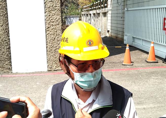 全台3日上午大停电，台电兴达电厂副厂长蔡铭洲说明停电与復电情形。（林瑞益摄）
