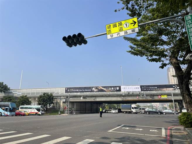 不少重點路段都路口號誌燈都無法正常運作，高雄警方派員到場指揮。（洪靖宜攝）