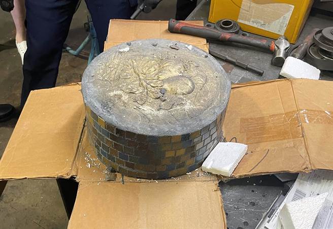 航警局安全检查大队与财政部关务署臺北关于荣储查获二级毒品走私案，在以装饰品申报的进口水泥砖中，取出罕见的大麻膏5.169公斤，市价近新台币3千万元，由于数量稀少相当罕见，以精品包来举例的话，就像是大麻界中的爱马仕。（航警局提供）