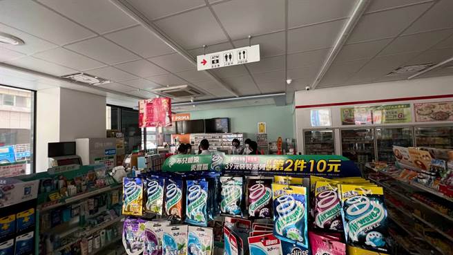高雄一家超商摸黑營業。（柯宗緯攝）