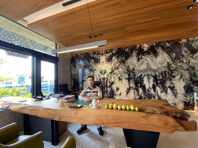 丽晨建设总经理王水树说，今年获「美国LEED绿建筑认证v4版」办公大楼类最高等级的白金级认证，是要让员工团队从举手投足就可做到爱地球，成为能力与习惯。（卢金足摄） 