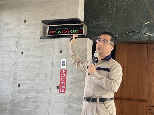 丽晨建设总经理王水树一手打造丽晨「丰二三」，这栋会呼吸的建筑。（卢金足摄）