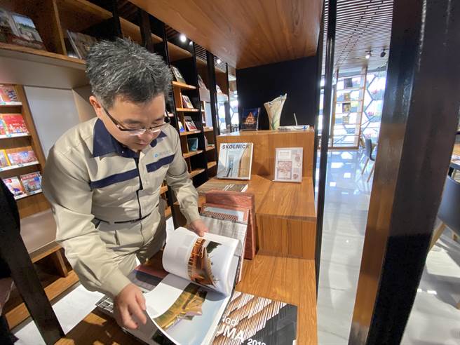 3楼图书室广搜建筑类与艺术类，2000余本书籍及期刊纳入典藏。（卢金足摄）