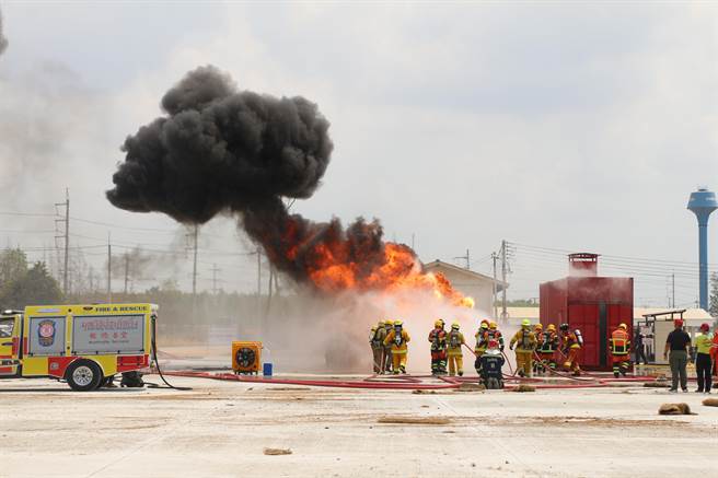 大陆《中国青年报》3日报导，「金色眼镜蛇-2022」多国联合演习人道主义救援减灾演练在泰国举行。图为火灾救援演练现场。（中新社）