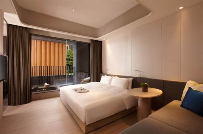 全台大停电，晶泉丰旅使用紧急备用电力发电机应变处理。（业者提供）