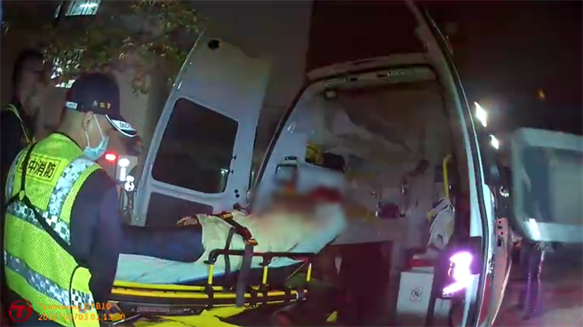 林女遭砍之后，狂奔至警卫室求救，后续被送往医院救治，并无生命大碍。（民眾提供）