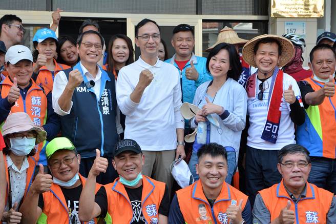 柯志恩（右三）現身屏東陪羅智強完成公投謝票路程。（資料照/謝佳潾攝）