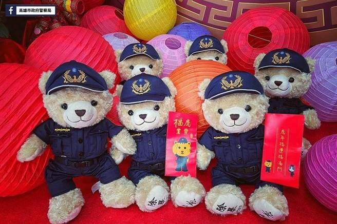 限量超萌「高雄警察小熊」身穿缩小版的警察制服(如图)，有网友因为抢不到　在警局脸书官网贴哭图喊「自己缝」。（翻摄市警局脸书官网／石秀华高雄传真）