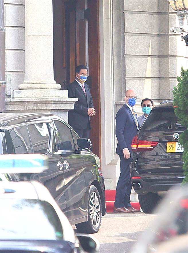 外交部長吳釗燮（中）3日中午在台北賓館設宴款待來台訪問的美國前國務卿蓬佩奧訪問團。（張鎧乙攝）