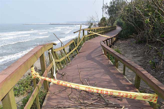 竹南假日之森濱海木棧道坍壞，縣府已撥款重修。（謝明俊攝）