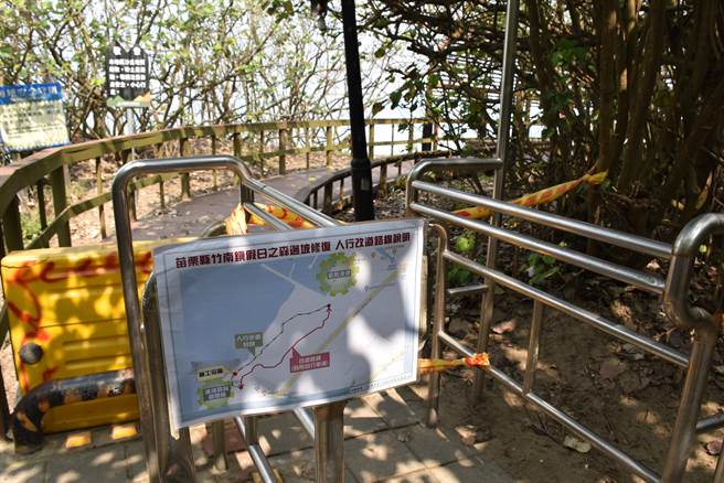 竹南假日之森濱海木棧道坍壞，縣府已封鎖禁止遊客進入。（謝明俊攝）