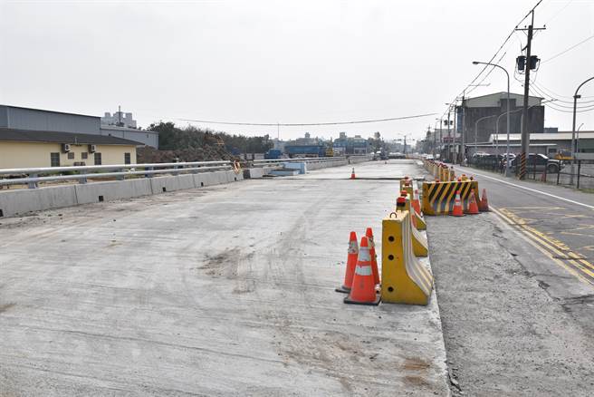 竹南鎮龍鳳漁港聯外道路拓寬工程已近完工。（謝明俊攝）