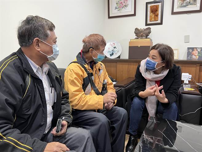 立委陳玉珍（右）關心鄉親勞工各項權益，接獲陳情出面協助解決。（陳玉珍國會辦公室提供）