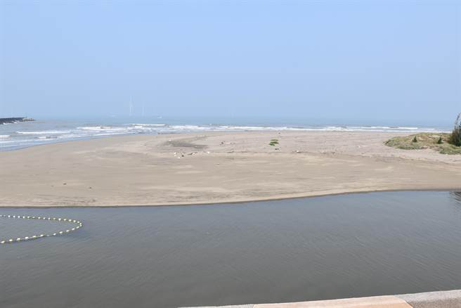竹南龍鳳漁港北岸沙灘將興建親海遊憩區。（謝明俊攝）