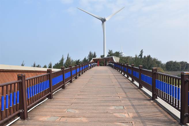 竹南龍鳳漁港木棧道將全面更新。（謝明俊攝）