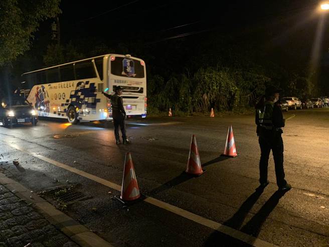 太鲁阁峡谷马拉松登场，清晨时分选手陆续报到，新城警分局呼吁善用大眾运输。（警方提供）