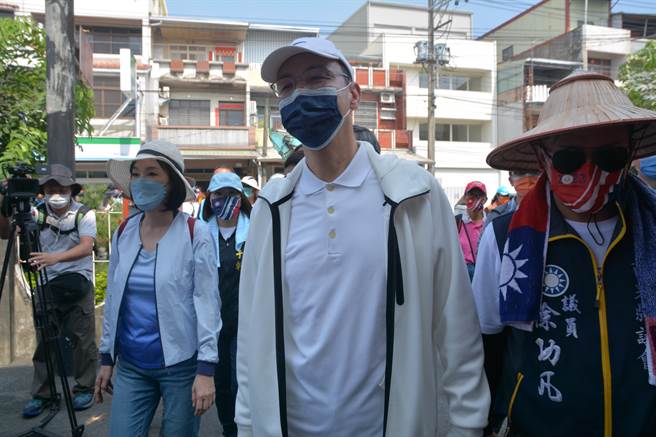 國民黨主席朱立倫（中）3日受訪指出，若有嫌疑請直接法辦，不要用貼標籤的方式指控國民黨的國會議員。（謝佳潾攝）