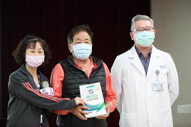 梓官区居民戴先生（中）受惠高医在当地的筛检和治疗，成功抗癌。（袁庭尧摄）