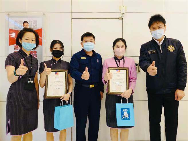 「妈！快救我」行员识破阻诈 淡水警分局长赠「警铐杯」感谢（淡水警方提供／戴上容新北传真）