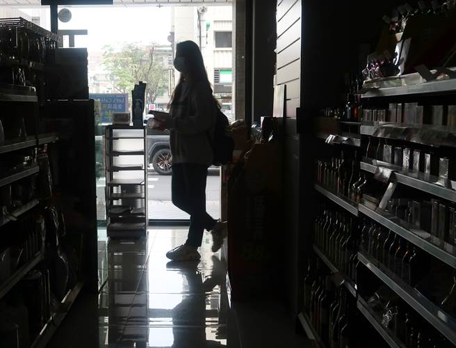 全台3日上午9時左右無預警大範圍停電，台電表示，興達電廠設備故障，造成南部系統解聯，台南、高雄地區全區停電，中北部則是輪流停電。圖為台北信義區便利商店，民眾摸黑購物。（王英豪攝）