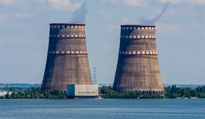 烏東札波羅熱（Zaporizhzhia）核電廠的冷卻塔。（達志影像/Shutterstock）