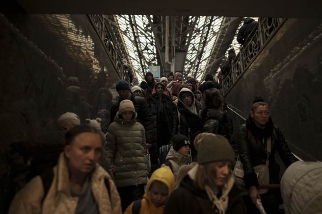 聯合國難民署示警，這波人口外移現象遠未終結，預料最後會有多達400萬人離開烏克蘭，甚至可能更多。(圖／美聯社)