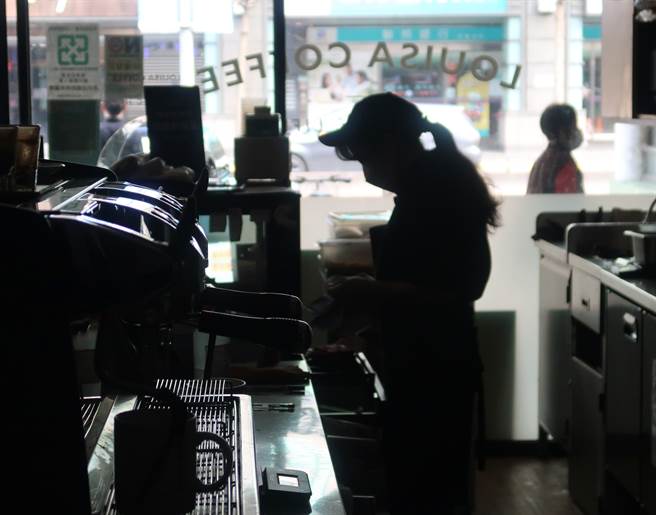圖為台北信義區商店摸黑營業。（王英豪攝）