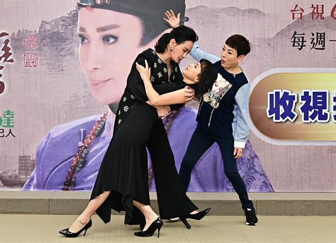 陈亚兰重现「折腰吻」陈怡真（中），纪丽如（右）上演神来之手。（欣湉国际提供）