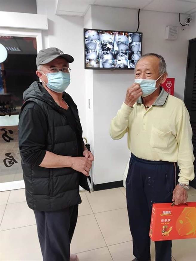 小泳父親贈送禮品感謝閨蜜祖父幫忙照料並尋回愛女。（讀者提供／謝明俊苗栗傳真）