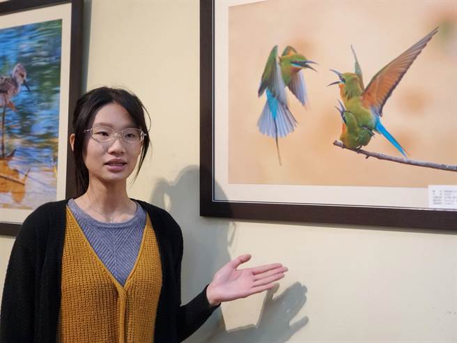 池沛玲与她花2年才顺利拍到的栗喉蜂虎。（周丽兰摄）