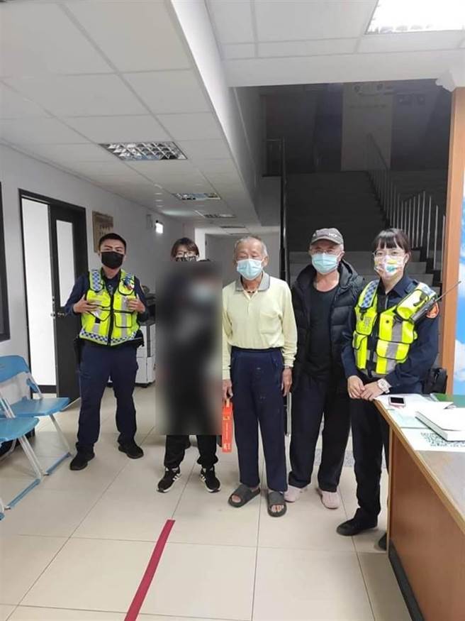 小泳父母親趕赴屏東里港警分局大平所接回愛女，感謝閨蜜祖父及警方協助找回愛女。（讀者提供／謝明俊苗栗傳真）