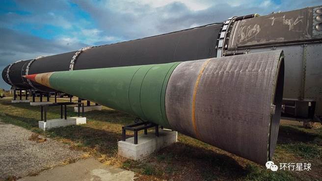 放置于SS-18旁边的大型核弹头。（作者提供）