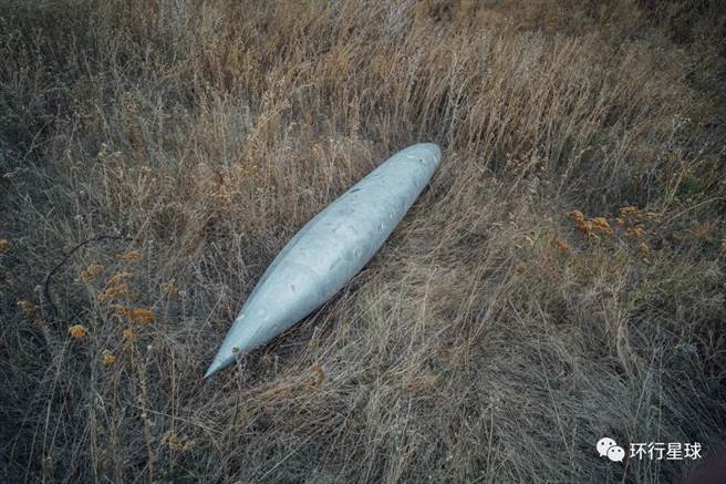 被随意扔置在草丛中的弹头。（作者提供）