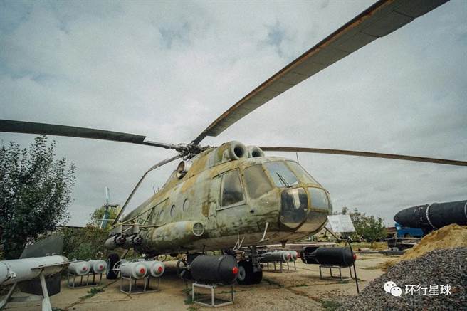 米-8T直升机和它可装载的弹药。（作者提供）