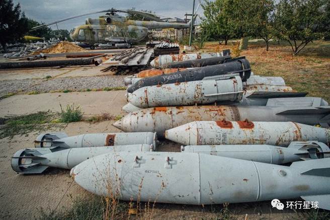 搁置在地上的各种导弹。（作者提供）