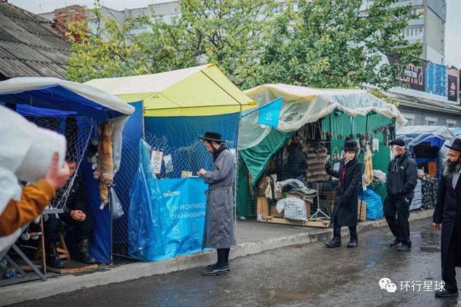 在Uman城遇到的大型犹太人集会。（作者提供）