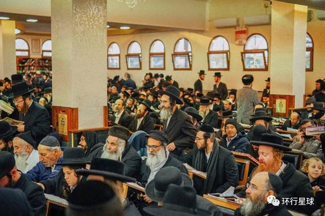 在Uman城遇到的大型犹太人集会。（作者提供）