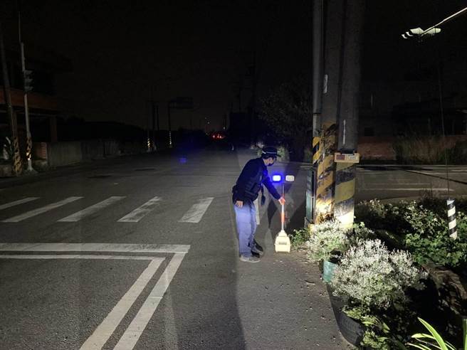竹南警分局大山派出所赴路口設置爆閃燈提醒過往人車。（竹南警分局提供／謝明俊苗栗傳真）