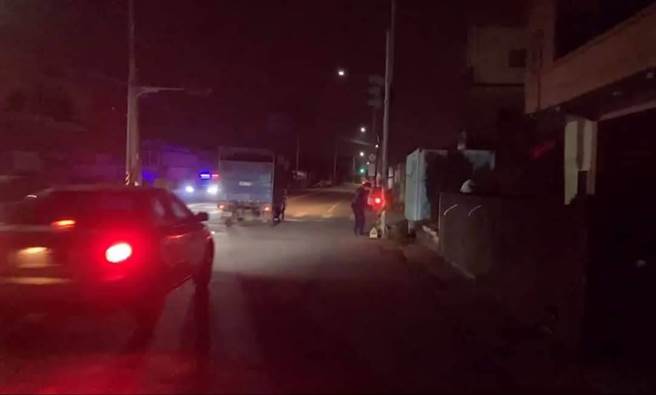 竹南警分局大山派出所赴路口設置爆閃燈提醒過往人車。（竹南警分局提供／謝明俊苗栗傳真）