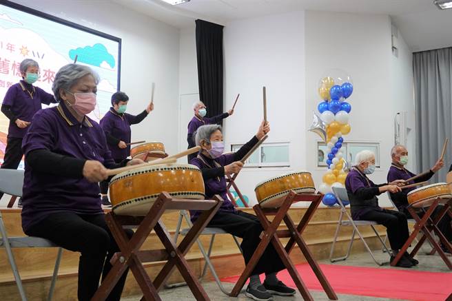 台东县府3日举行怀旧创新提升记者会，县长饶庆铃表示，为了预防及延缓高龄者失能，县府将文健站开设的怀旧创新课程扩及至10个社区照顾关怀据点办理，长者们也藉由拼贴布画分享彼此的生命故事。（蔡旻妤摄）