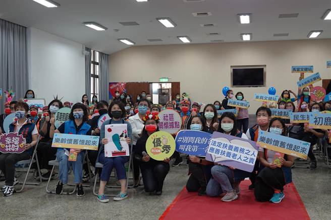 台东县府3日举行怀旧创新提升记者会，县长饶庆铃表示，为了预防及延缓高龄者失能，县府将文健站开设的怀旧创新课程扩及至10个社区照顾关怀据点办理，长者们也藉由拼贴布画分享彼此的生命故事。（蔡旻妤摄）