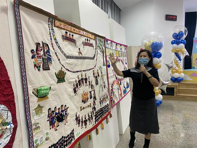 台东县府3日举行怀旧创新提升记者会，县长饶庆铃表示，为了预防及延缓高龄者失能，县府将文健站开设的怀旧创新课程扩及至10个社区照顾关怀据点办理，长者们也藉由拼贴布画分享彼此的生命故事。（蔡旻妤摄）