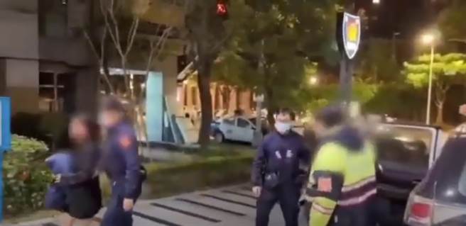 31歲卓姓男子透過網路，結識20歲林姓女網友，雙方相談甚歡，並於日前相約在西門町吃飯，卓在過程中情不自禁，伸手摸了林女頭部，打算試探對方，不料遭來反效果。（影片截圖）