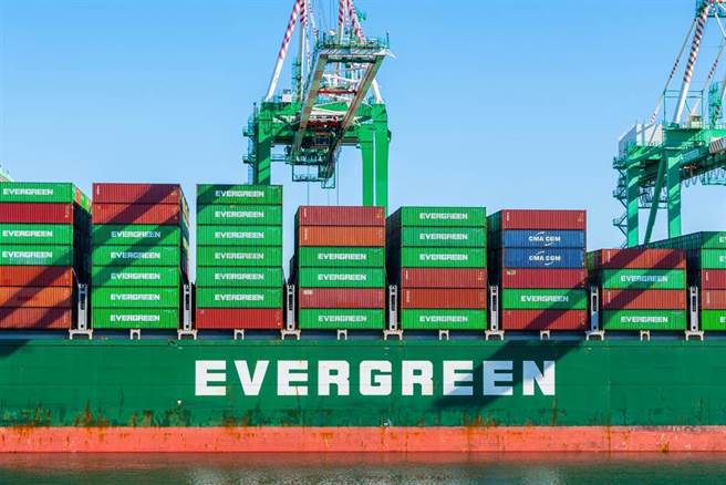 长荣海运公告2022年人员招募资讯，陆勤共有12项职缺。（示意图／shutterstock）