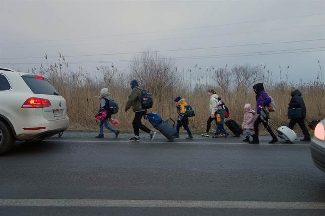 大陸外交部發言人汪文斌3日主持例行記者會時表示，目前已有超過3000名在烏克蘭的中國公民安全轉移到周邊國家。圖為一些烏克蘭民眾從帕蘭卡口岸進入摩爾多瓦。（新華社）