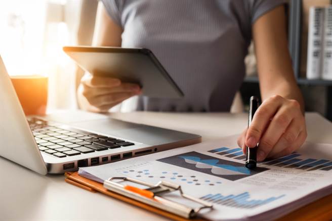 一名女大生找到一份人資助理的工作，但實領薪資僅2萬4000元，猶豫該不該繼續做下去。（示意圖／Shutterstock）